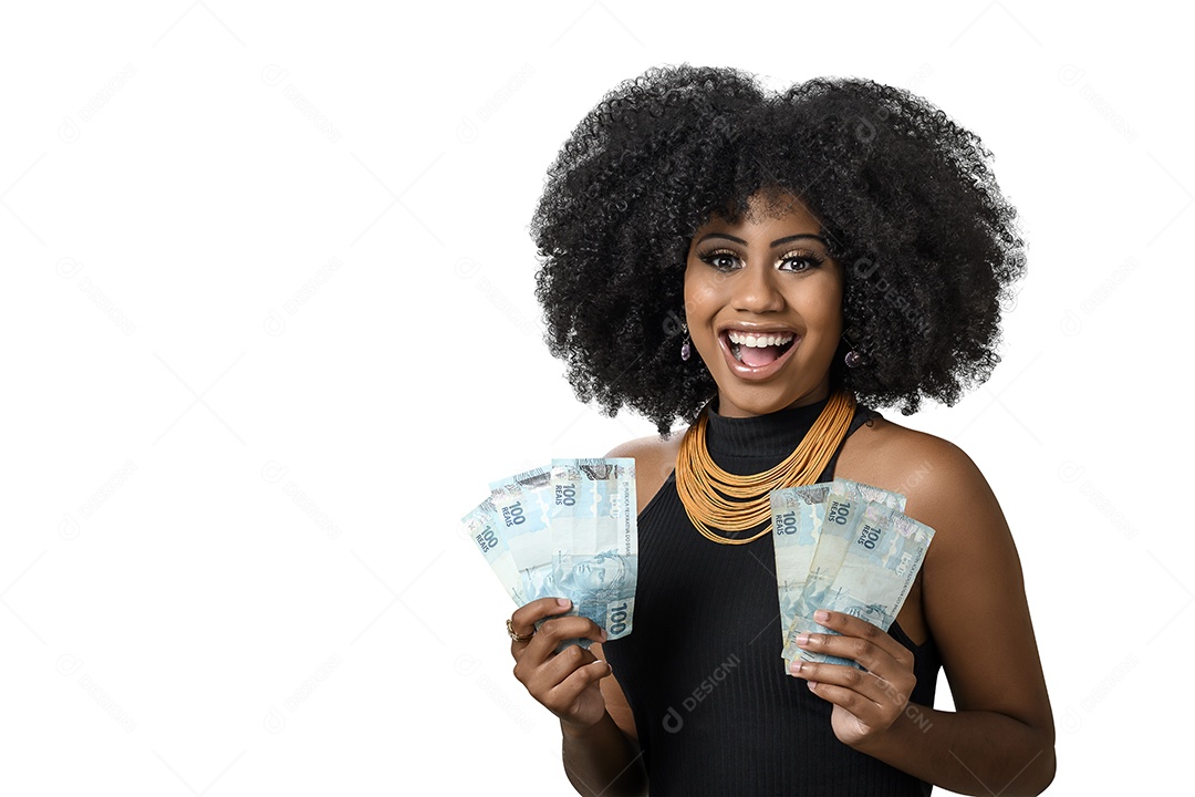 Jovem mulher negra sorrindo segurando notas de dinheiro