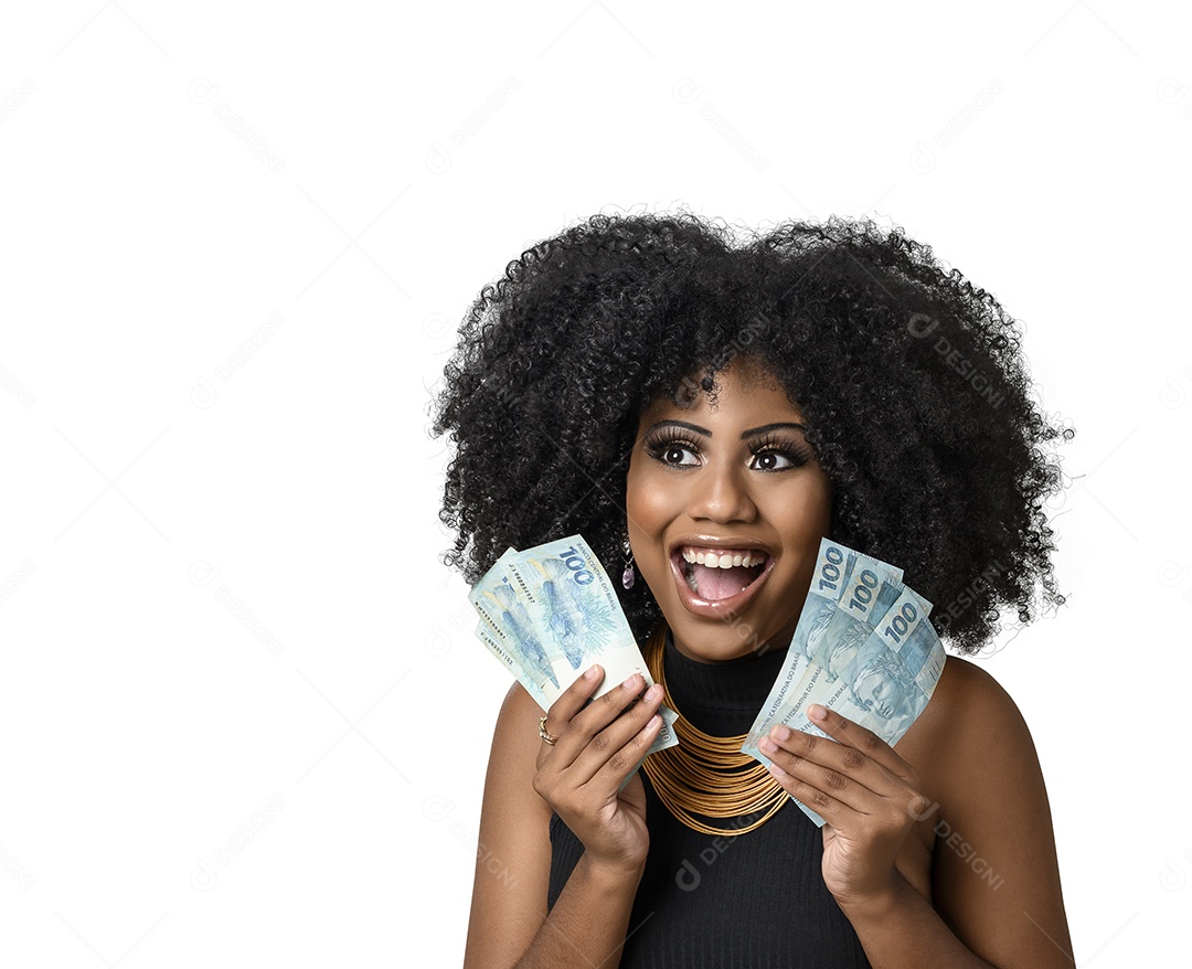 Jovem mulher negra sorrindo segurando notas de dinheiro