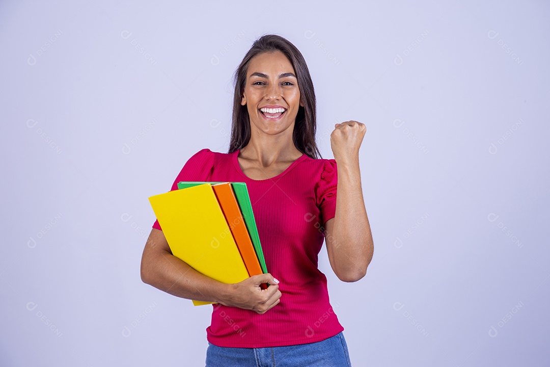 Linda mulher estudante jovem sobre fundo isolado