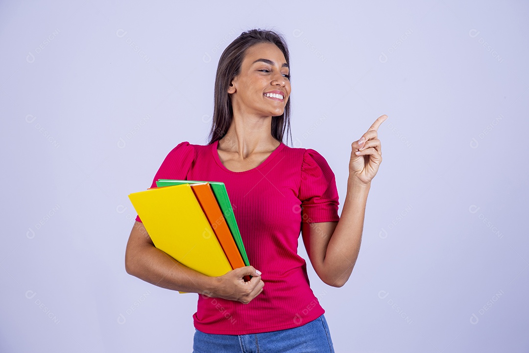 Linda mulher estudante jovem sobre fundo isolado