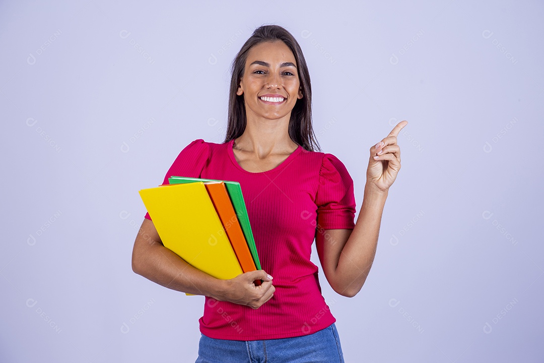 Linda mulher estudante jovem sobre fundo isolado