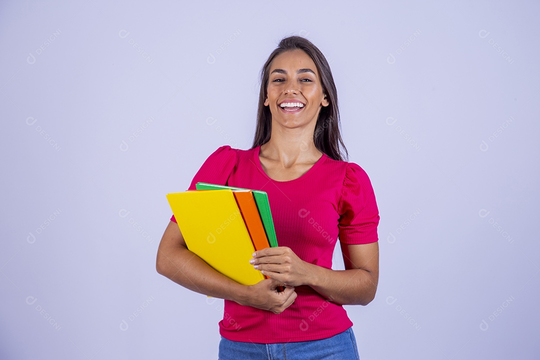 Linda mulher estudante jovem sobre fundo isolado