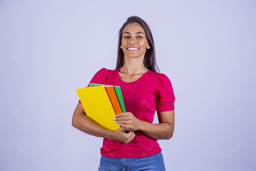 Linda mulher estudante jovem sobre fundo isolado