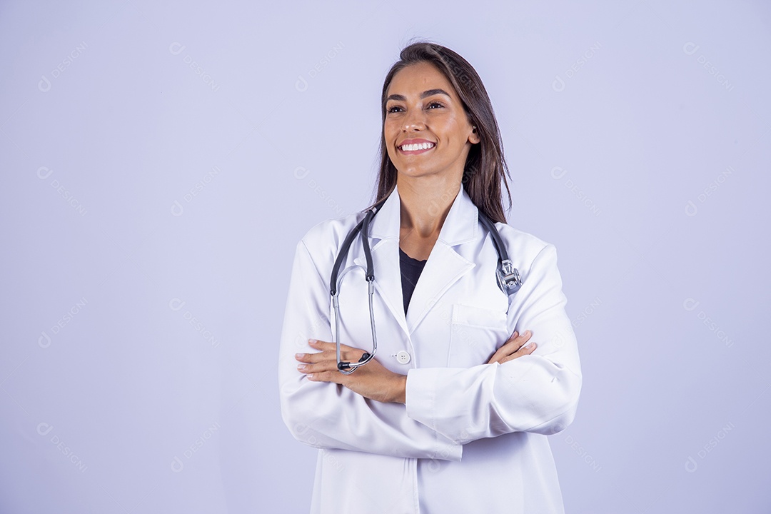 Linda mulher jovem médica usando jaleco branco