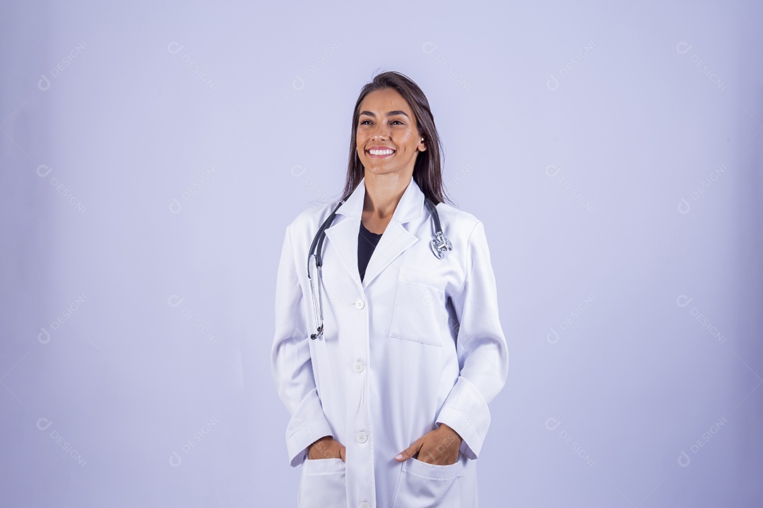 Linda mulher jovem médica usando jaleco branco