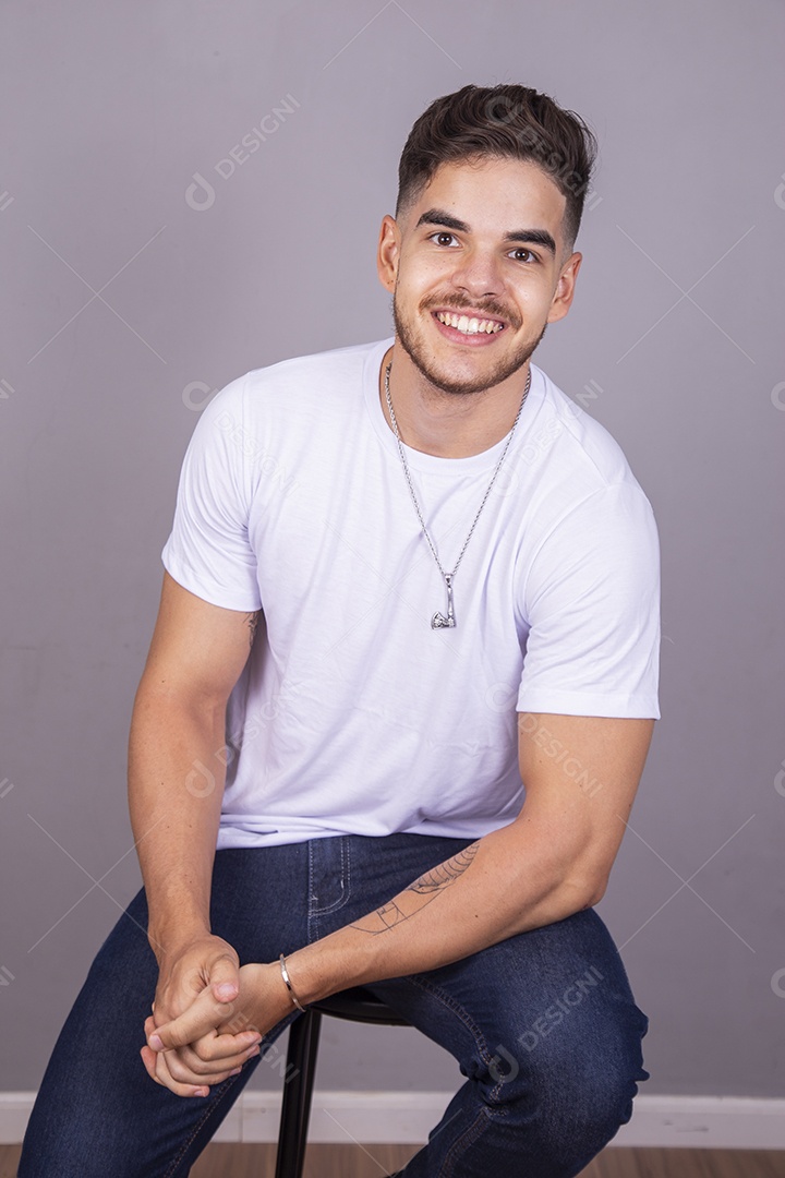 Homem jovem sorridente sobre fundo isolado