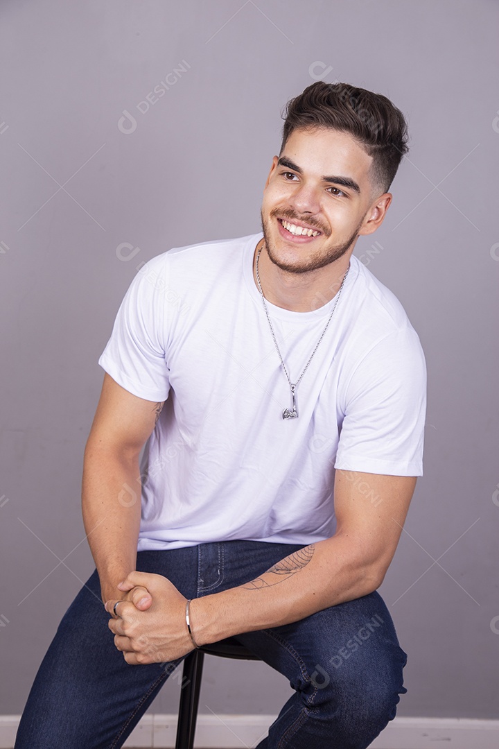 Homem jovem sorridente sobre fundo isolado