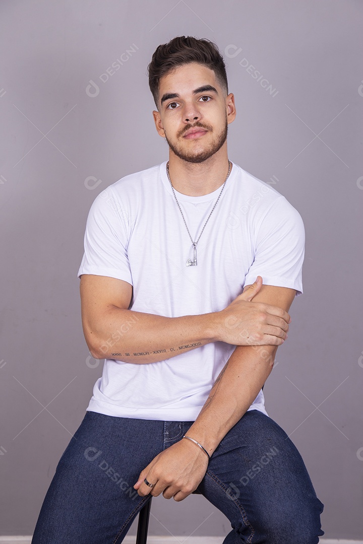 Homem jovem sorridente sobre fundo isolado