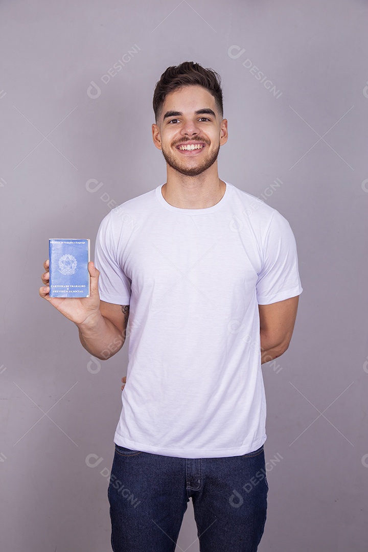 Homem jovem sorridente segurando carteira de trabalho