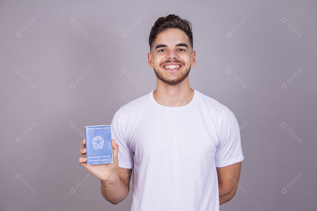 Homem jovem sorridente segurando carteira de trabalho