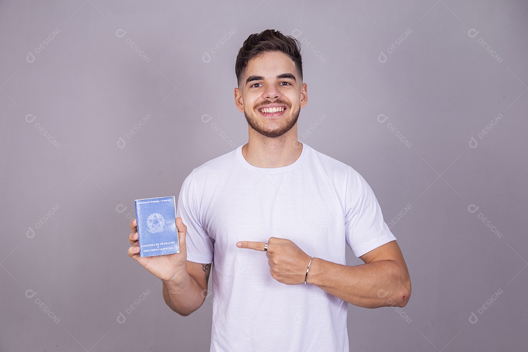 Homem jovem sorridente segurando carteira de trabalho