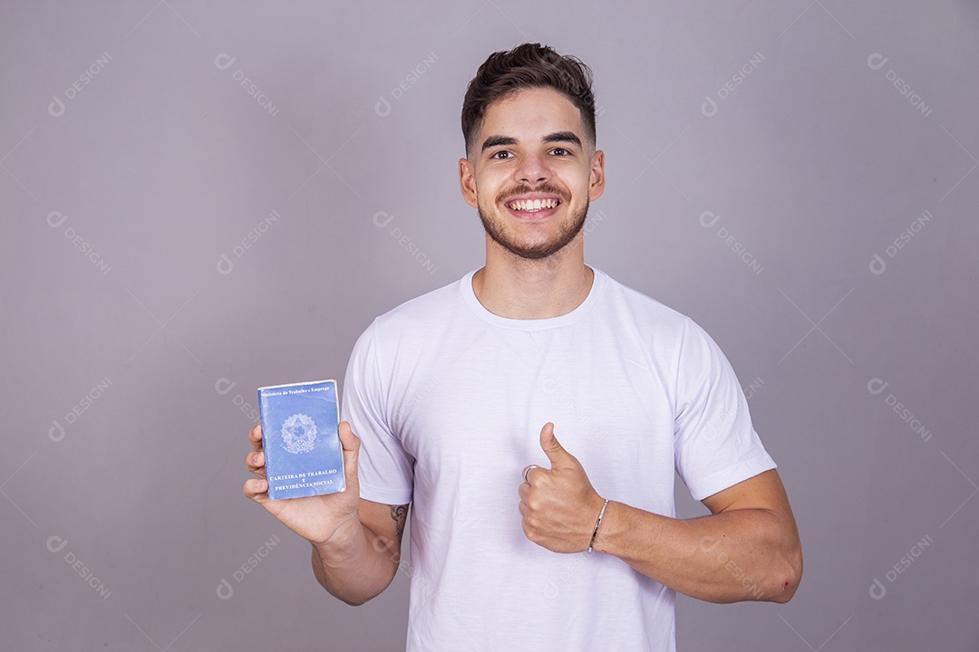 Homem jovem sorridente segurando carteira de trabalho