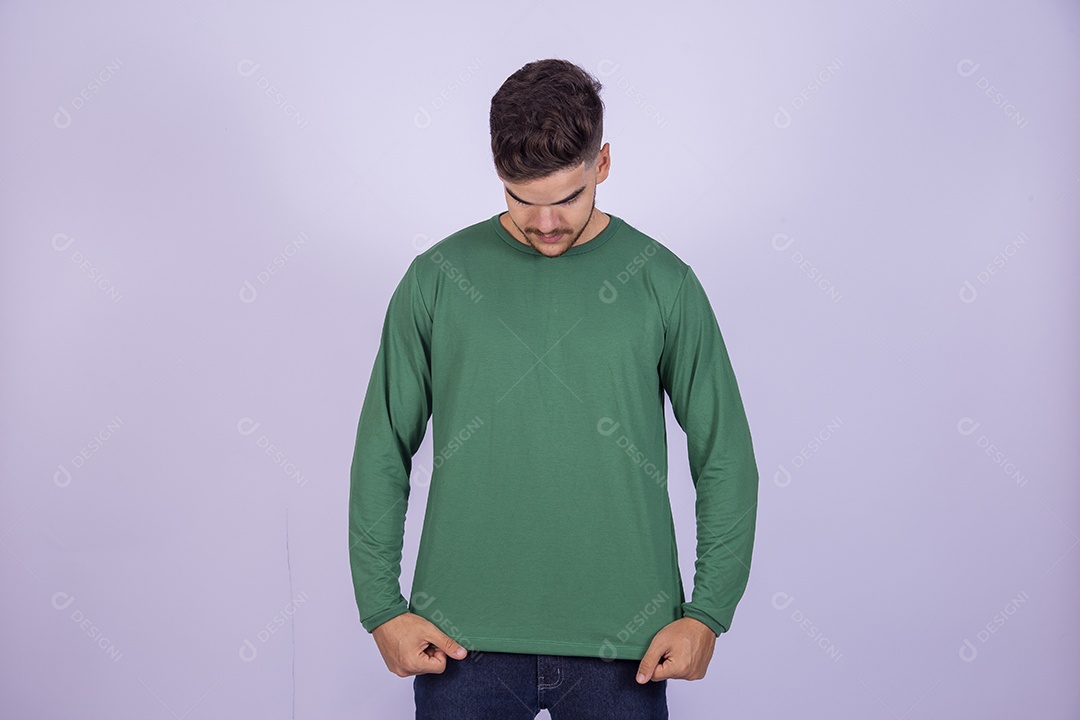 Homem jovem sorridente sobre fundo isolado