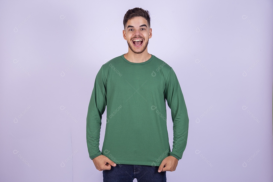 Homem jovem sorridente sobre fundo isolado