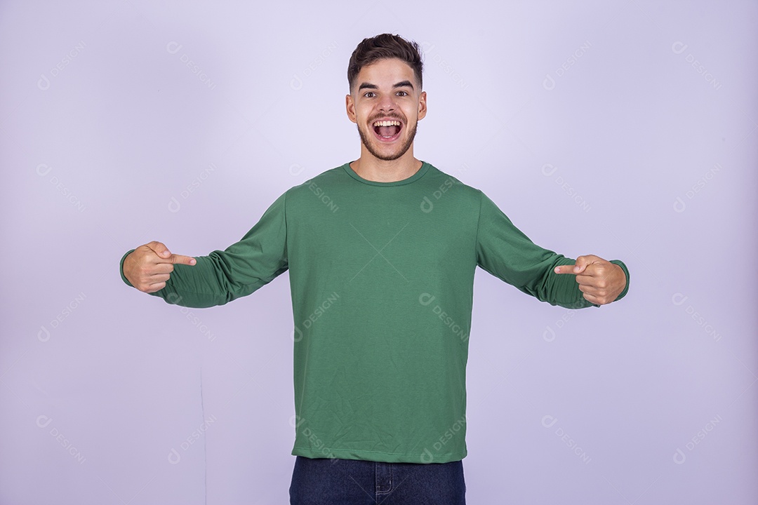 Homem jovem sorridente sobre fundo isolado