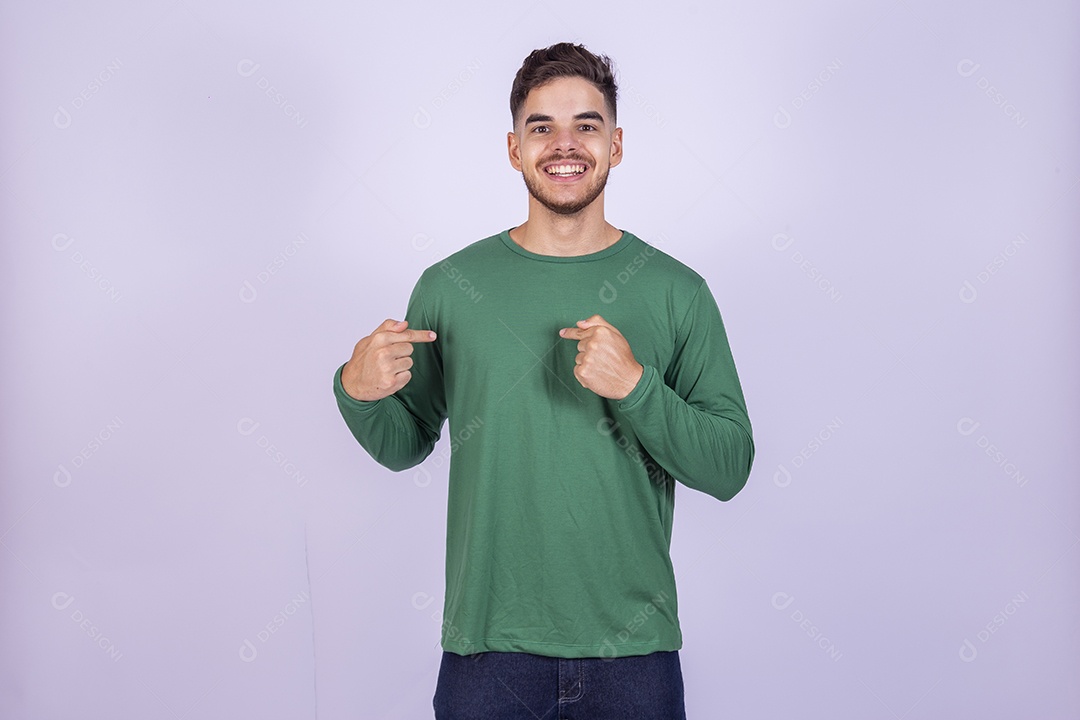 Homem jovem sorridente sobre fundo isolado