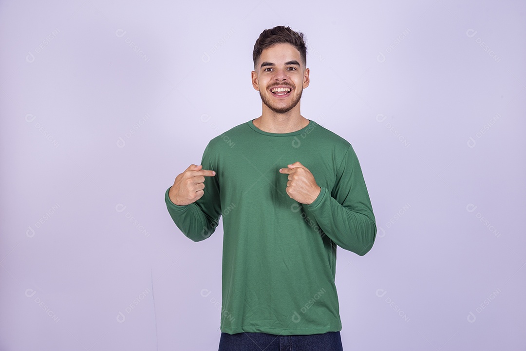 Homem jovem sorridente sobre fundo isolado