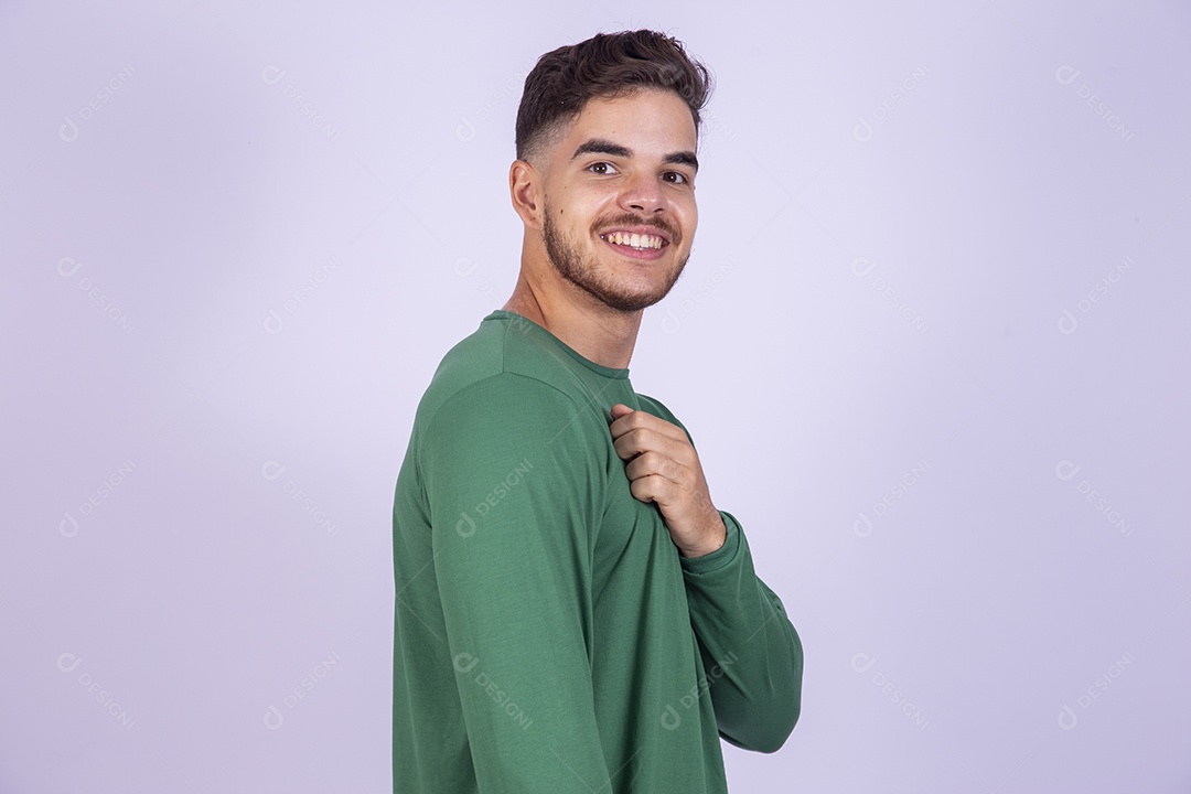 Homem jovem sorridente sobre fundo isolado