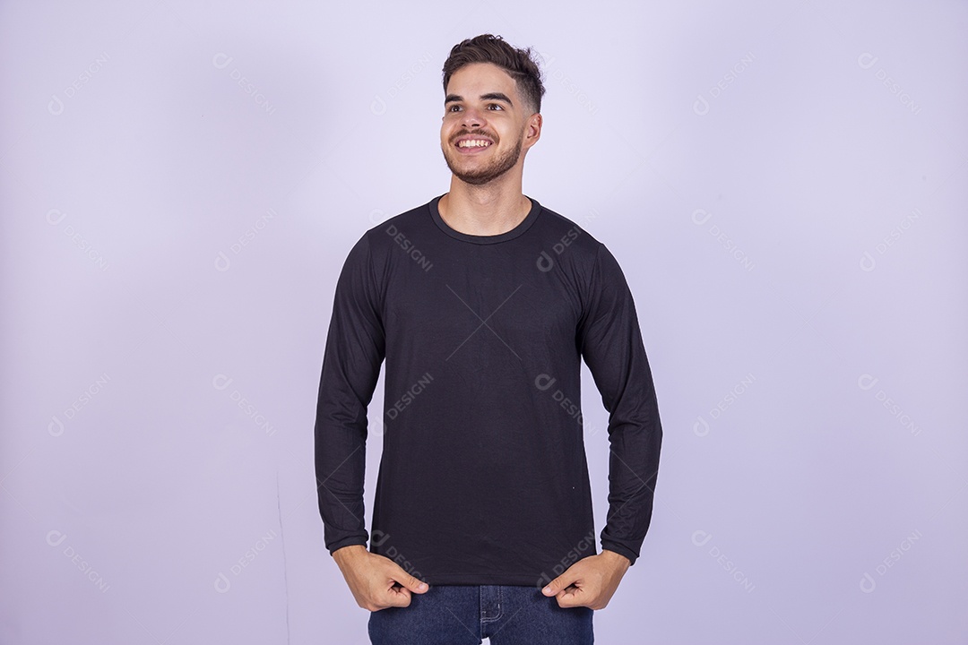 Homem jovem sorridente sobre fundo isolado