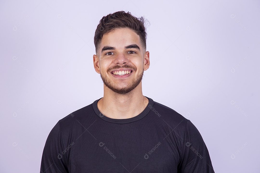 Homem jovem sorridente sobre fundo isolado