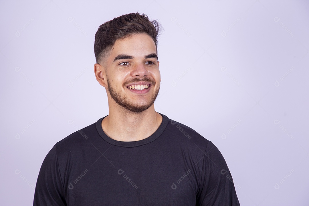 Homem jovem sorridente sobre fundo isolado