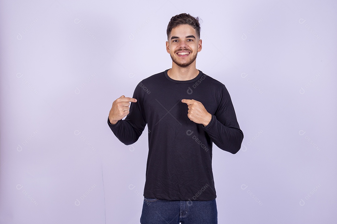 Homem jovem sorridente sobre fundo isolado