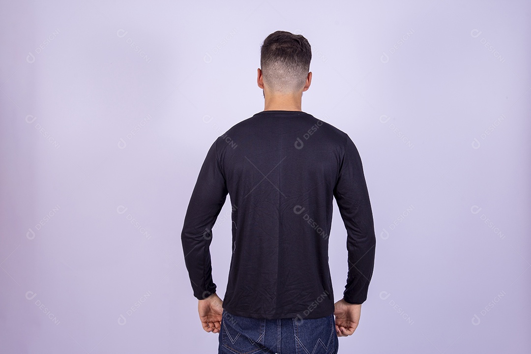 Homem jovem sorridente sobre fundo isolado