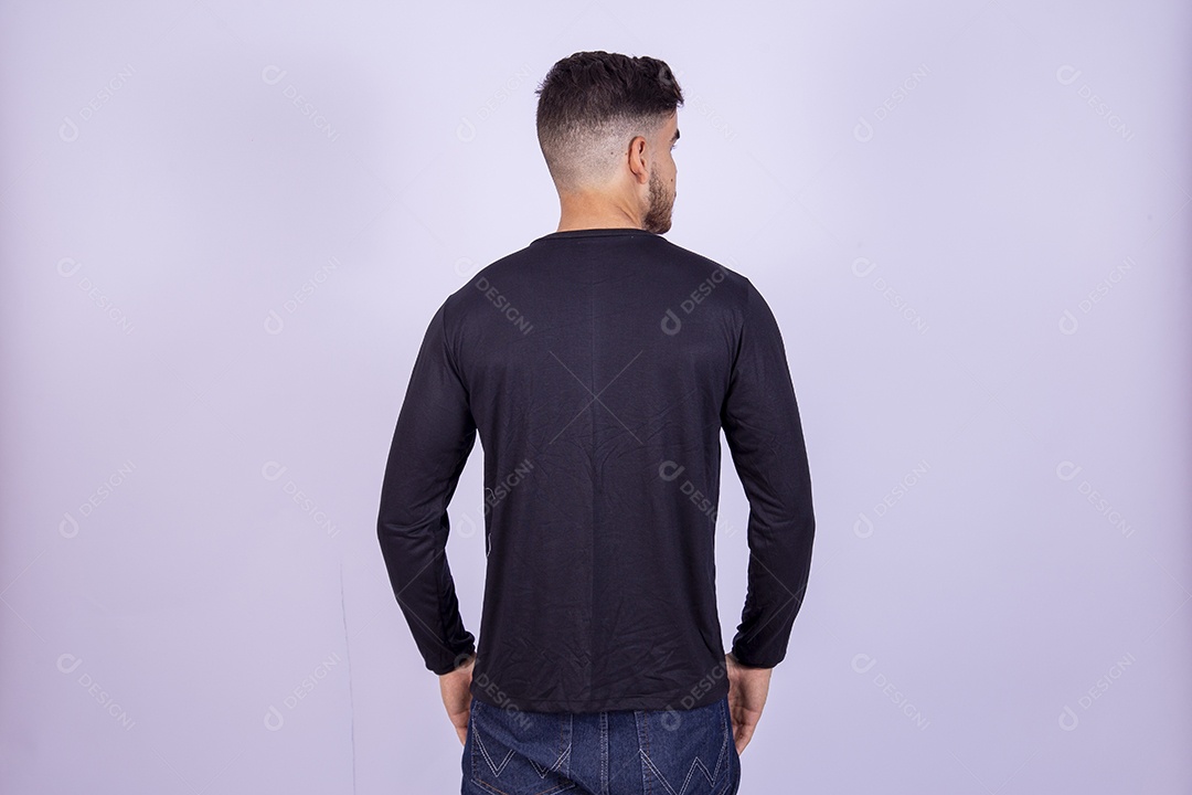 Homem jovem sorridente sobre fundo isolado