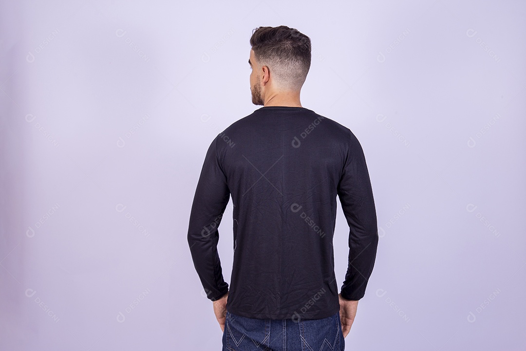 Homem jovem sorridente sobre fundo isolado