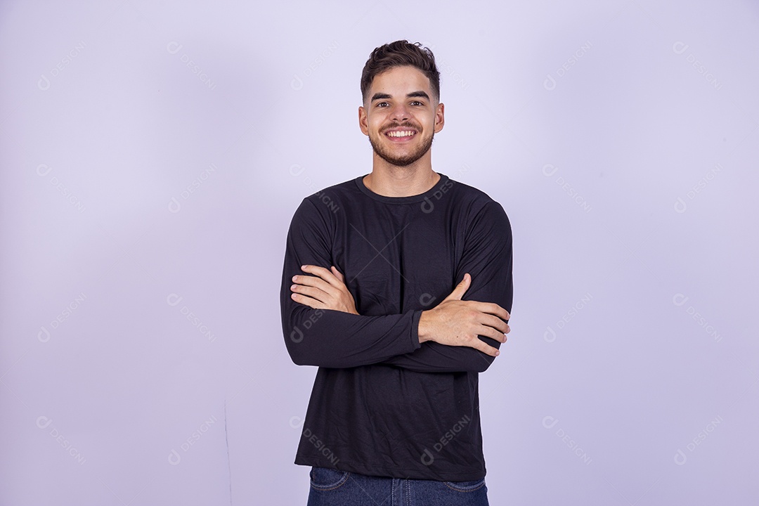 Homem jovem sorridente sobre fundo isolado