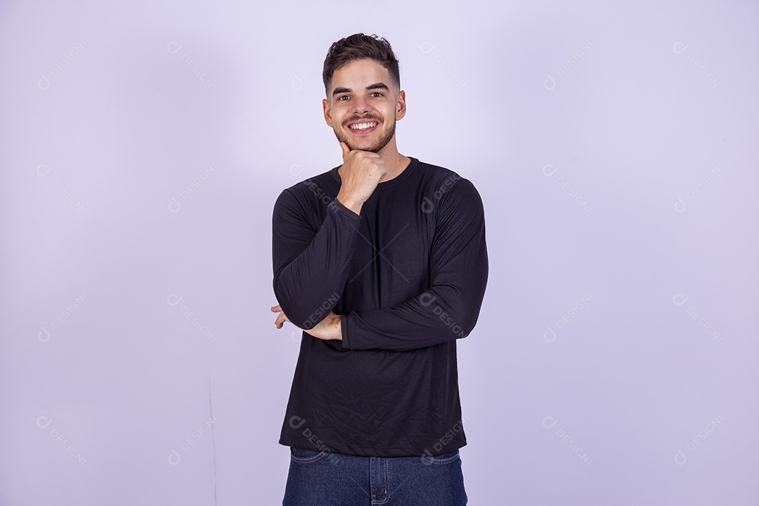 Homem jovem sorridente sobre fundo isolado