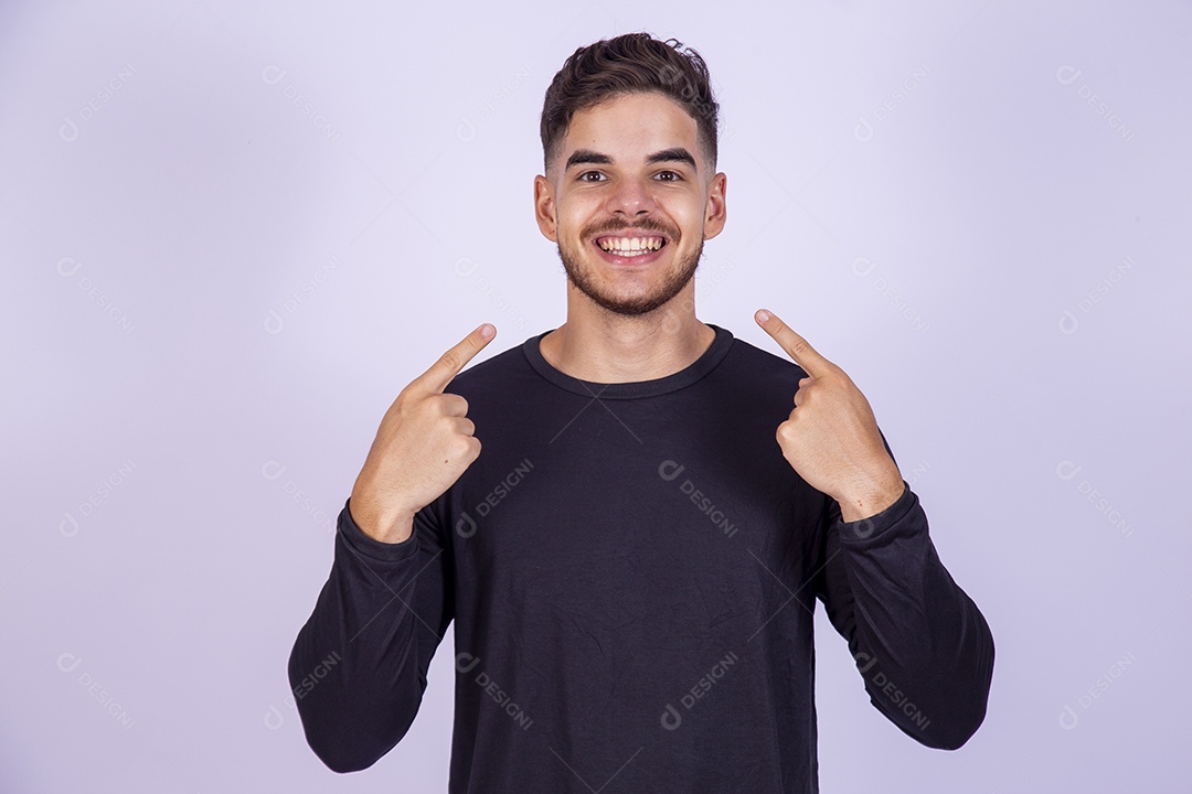 Homem jovem sorridente sobre fundo isolado