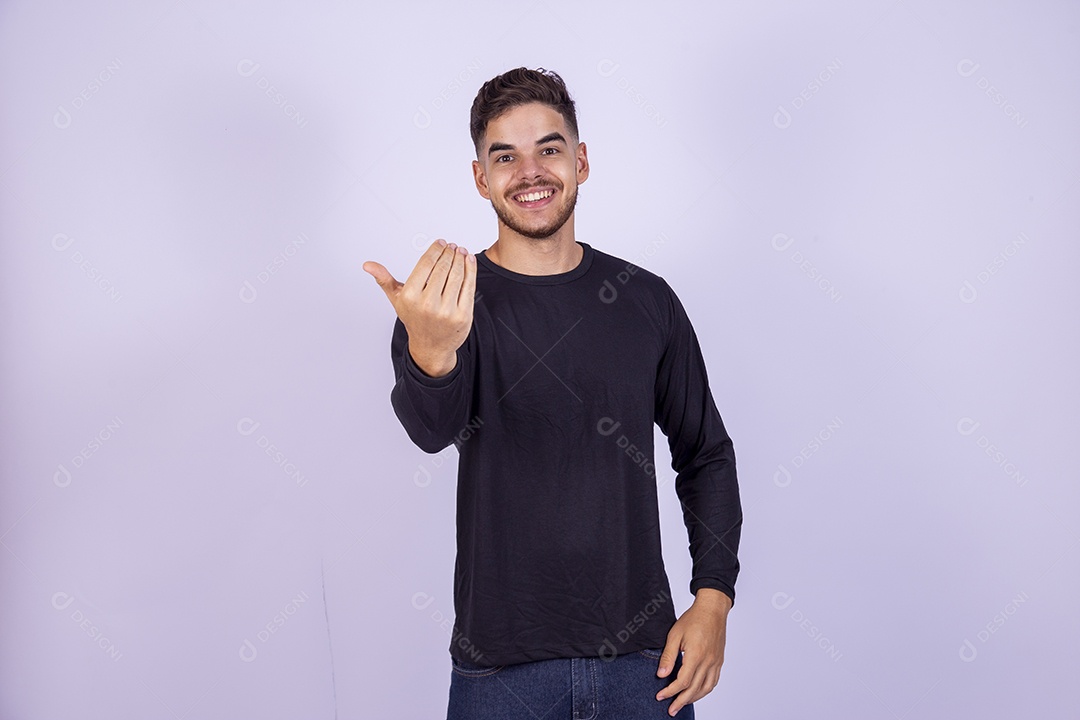 Homem jovem sorridente sobre fundo isolado