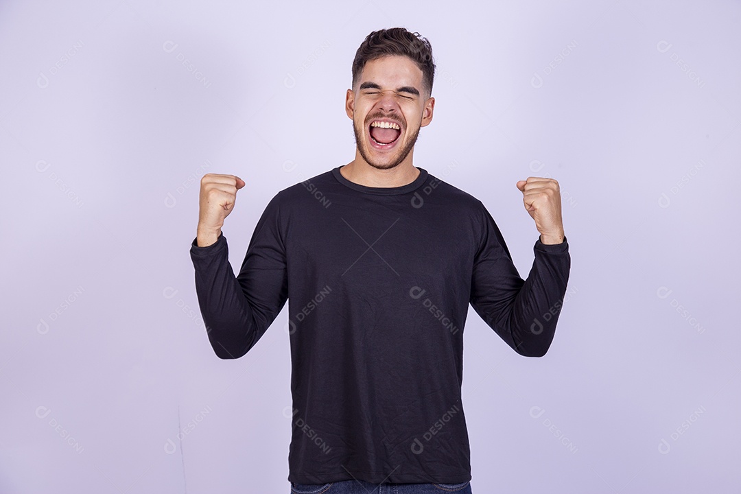 Homem jovem sorridente sobre fundo isolado