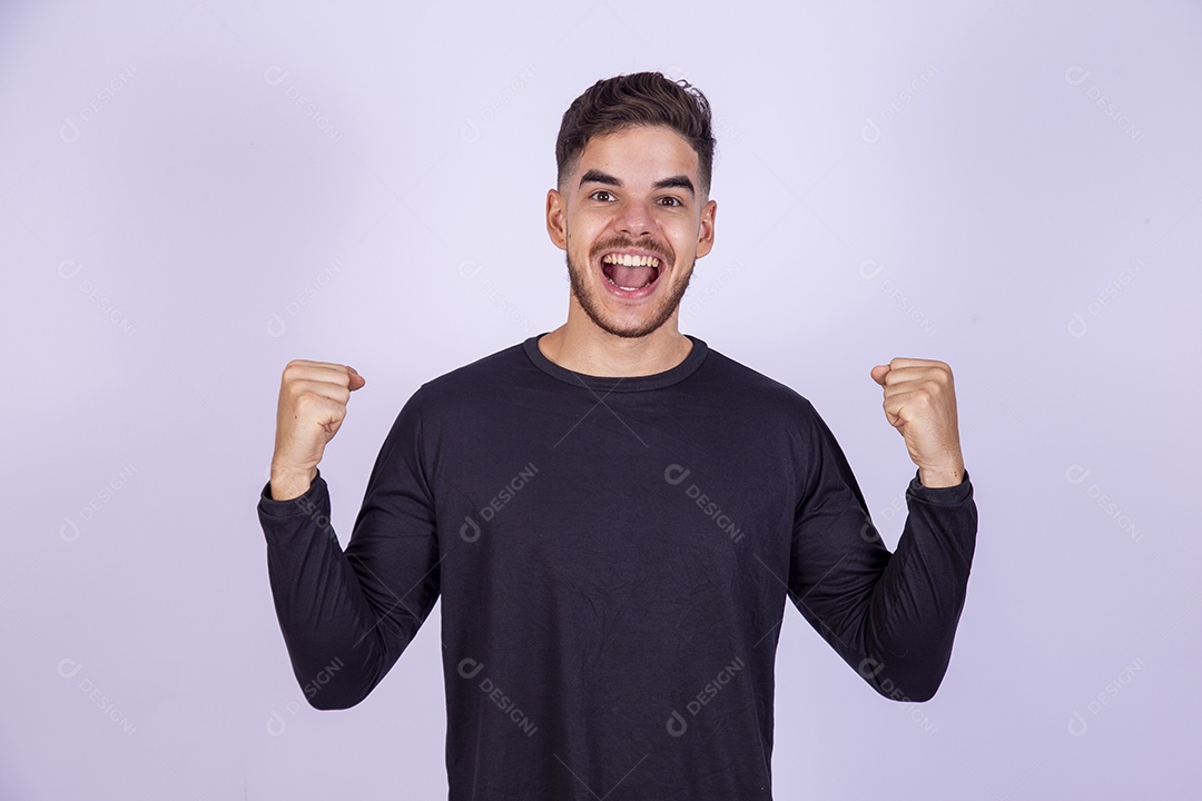 Homem jovem sorridente sobre fundo isolado