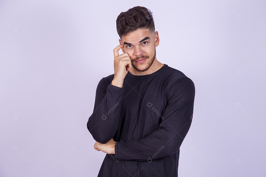 Homem jovem sorridente sobre fundo isolado