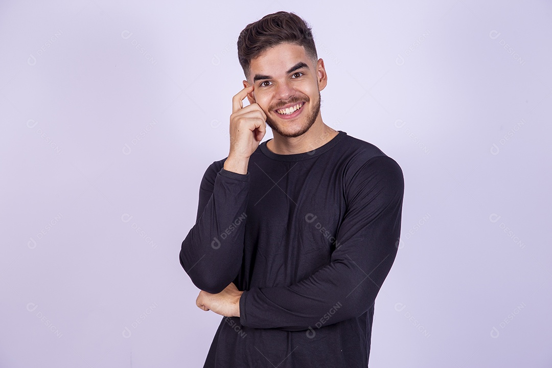 Homem jovem sorridente sobre fundo isolado