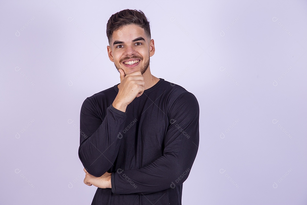 Homem jovem sorridente sobre fundo isolado