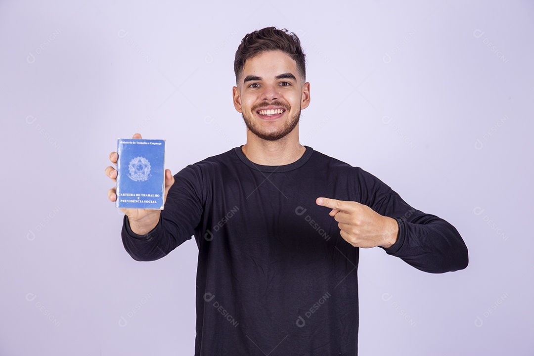 Homem jovem sorridente segurando carteira de trabalho