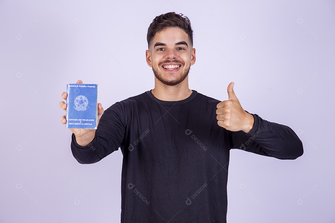 Homem jovem sorridente segurando carteira de trabalho