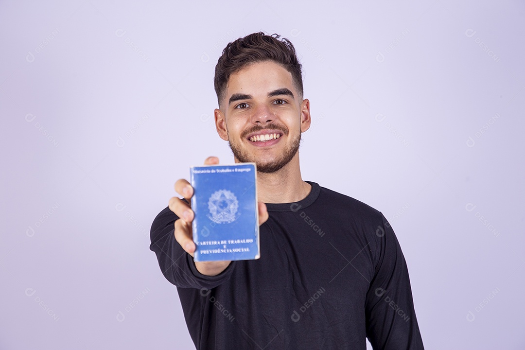 Homem jovem sorridente segurando carteira de trabalho