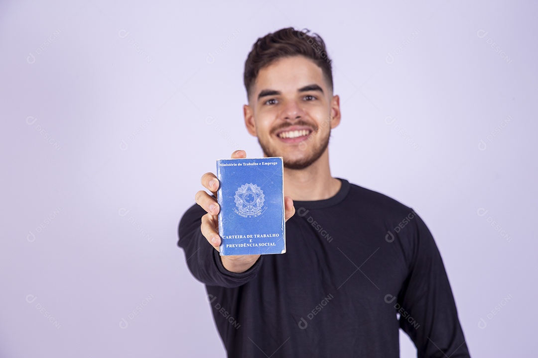 Homem jovem sorridente segurando carteira de trabalho