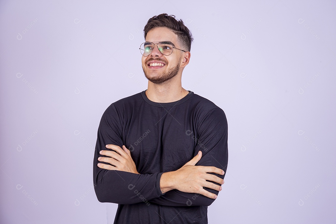 Homem jovem sorridente sobre fundo isolado