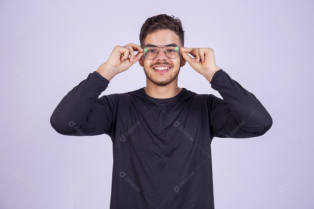 Homem jovem sorridente sobre fundo isolado