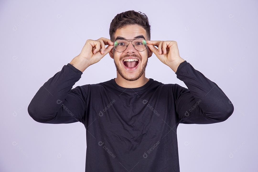 Homem jovem sorridente sobre fundo isolado