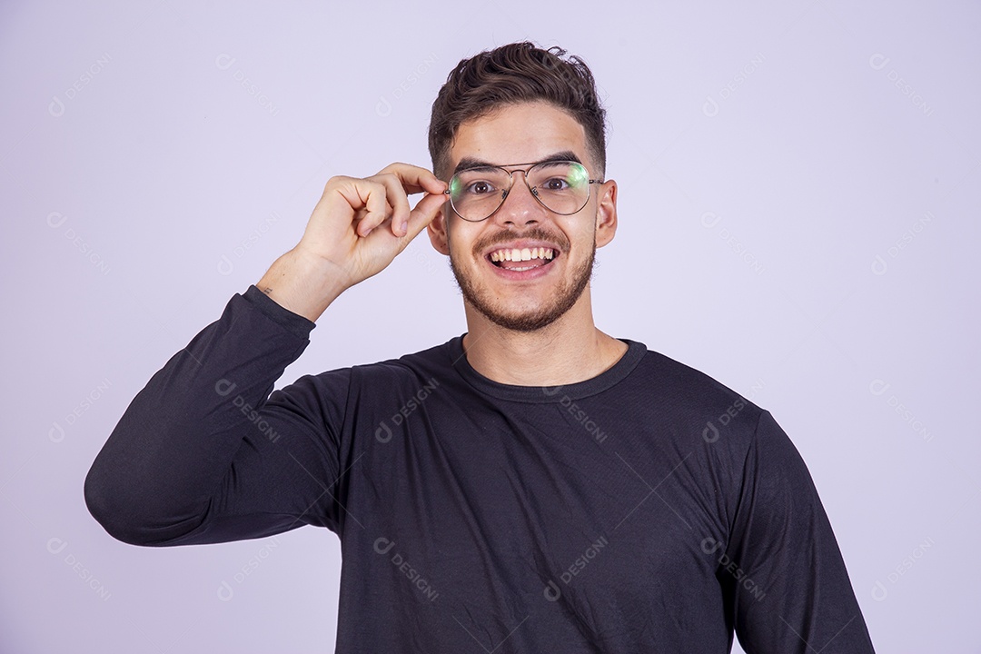 Homem jovem sorridente sobre fundo isolado