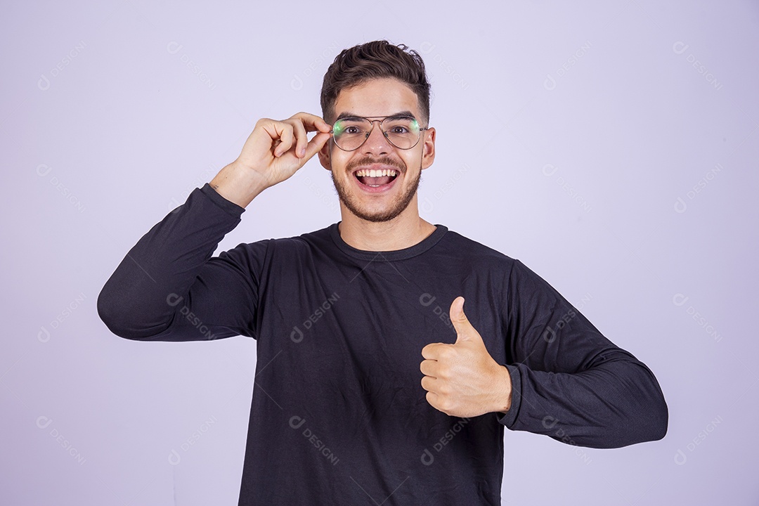 Homem jovem sorridente sobre fundo isolado