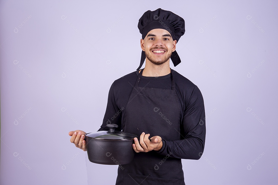 Homem jovem cozinheiro sobre fundo isolado