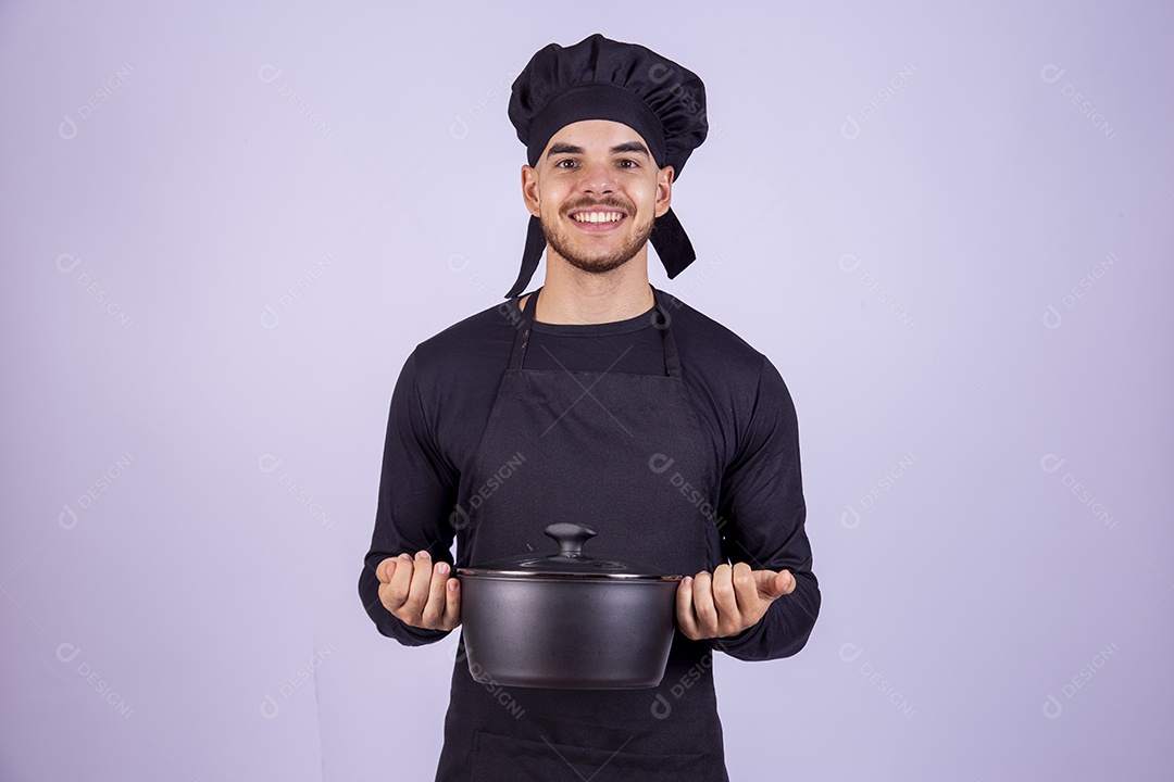Homem jovem cozinheiro sobre fundo isolado