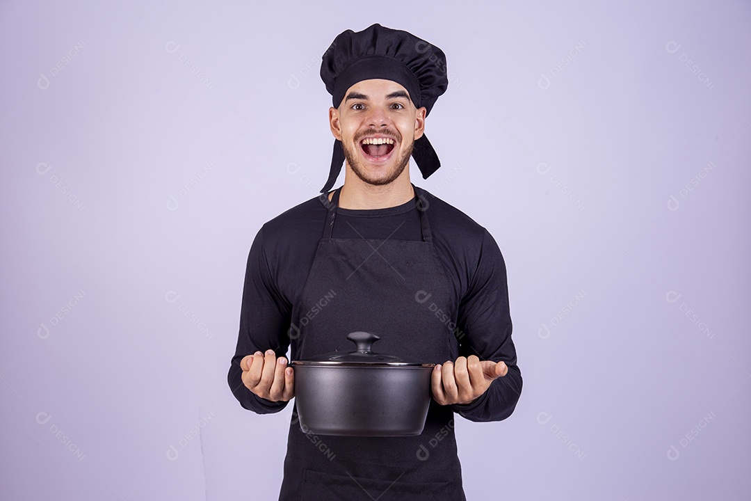 Homem jovem cozinheiro sobre fundo isolado